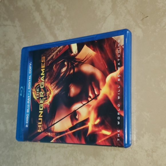 The Hunger Games 2 Disc Blu-Ray - Picture 1 of 4